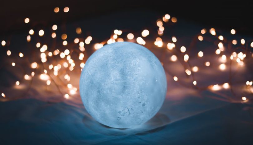 En månlampa ger trevlig stämningsbelysning i hemmet